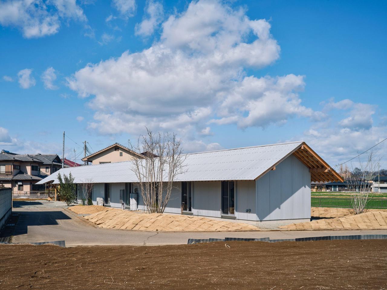 An Unfinished House - intrare cu terasa acoperita doma