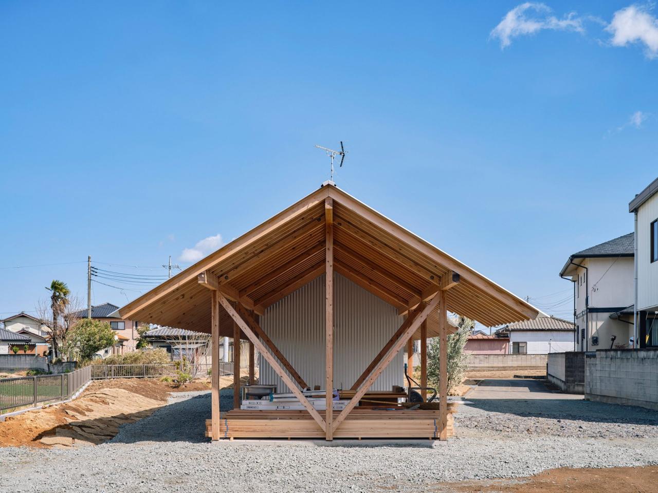 An Unfinished House - coloane de lemn expuse ca ancoraje structurale