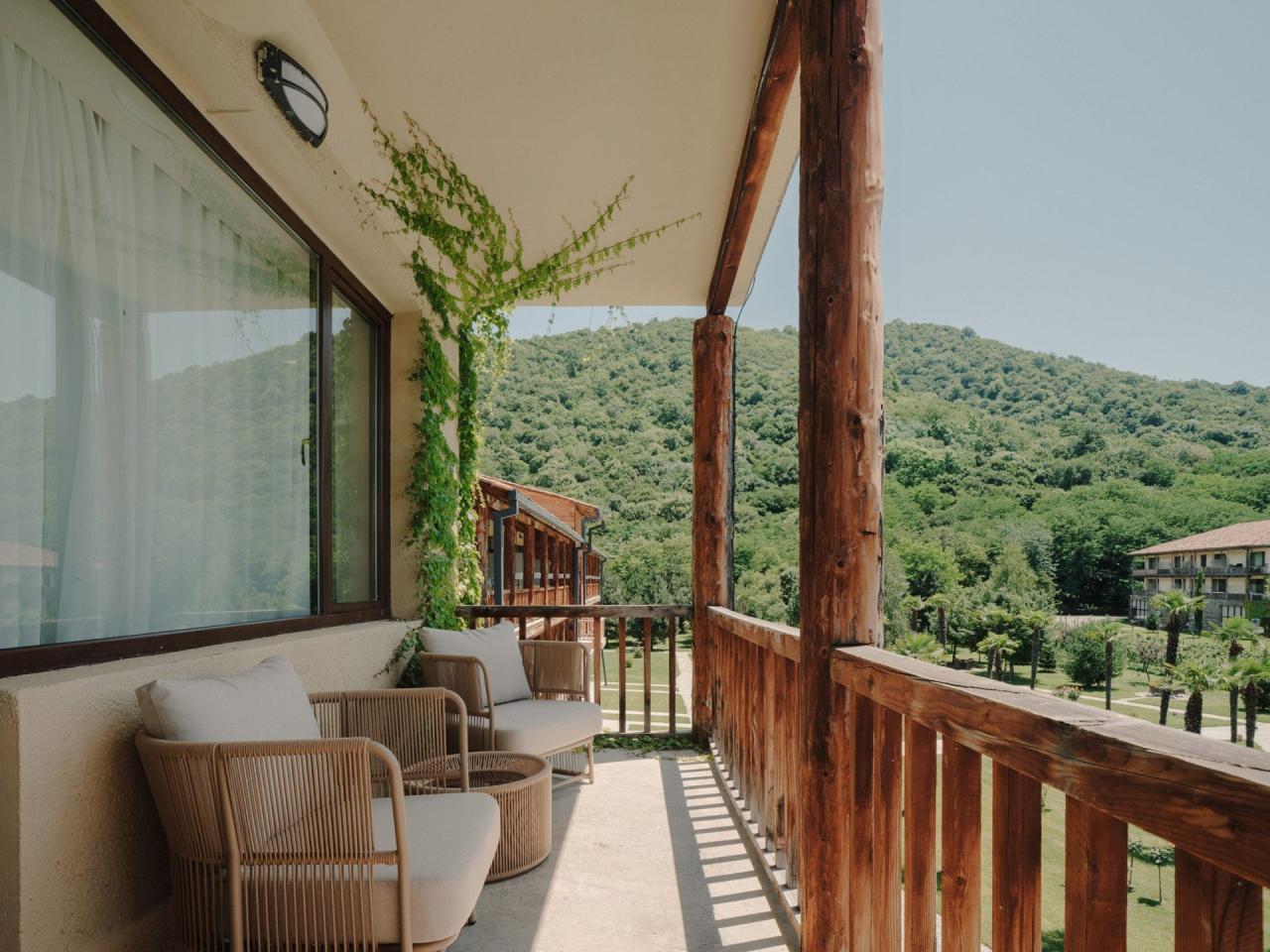 Baie cu gresie în carouri alb-negru la Lopota Lake Resort