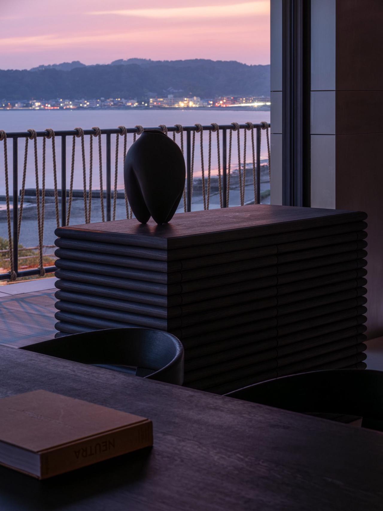 Detaliu interior Lulla House la apus cu vedere la ocean