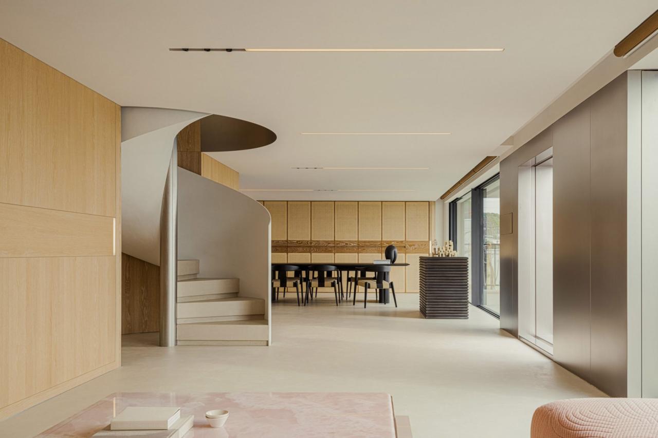 Zona de living Lulla House cu scara in spirala si zona de dining