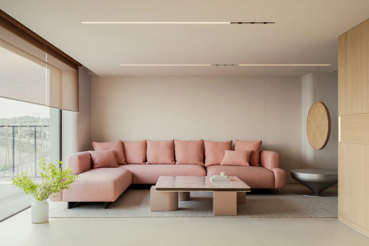 Living Lulla House cu canapea roz si masuta de marmura