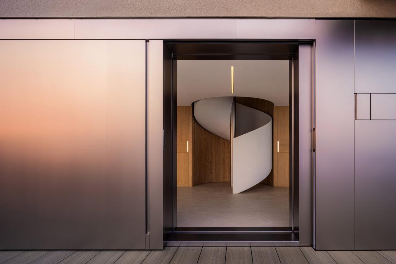 Intrarea principala Lulla House cu scara in spirala vizibila