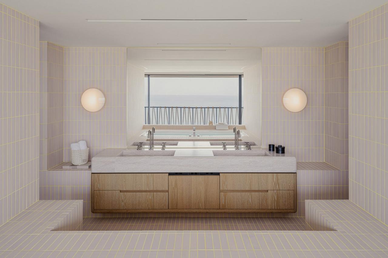 Baie Lulla House cu faianta lavanda si chiuvete din marmura