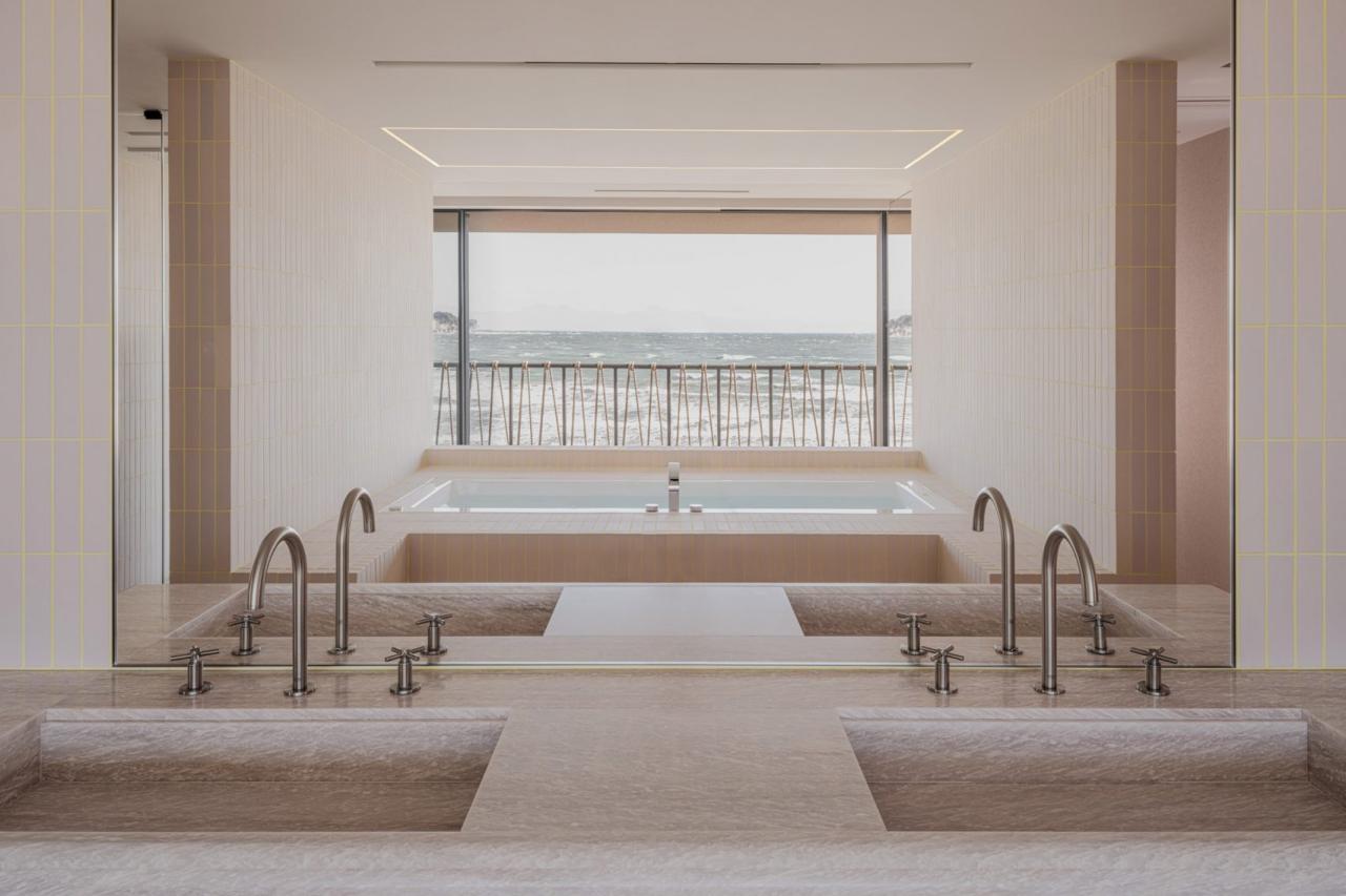 Baie de lux Lulla House cu cada si vedere la ocean