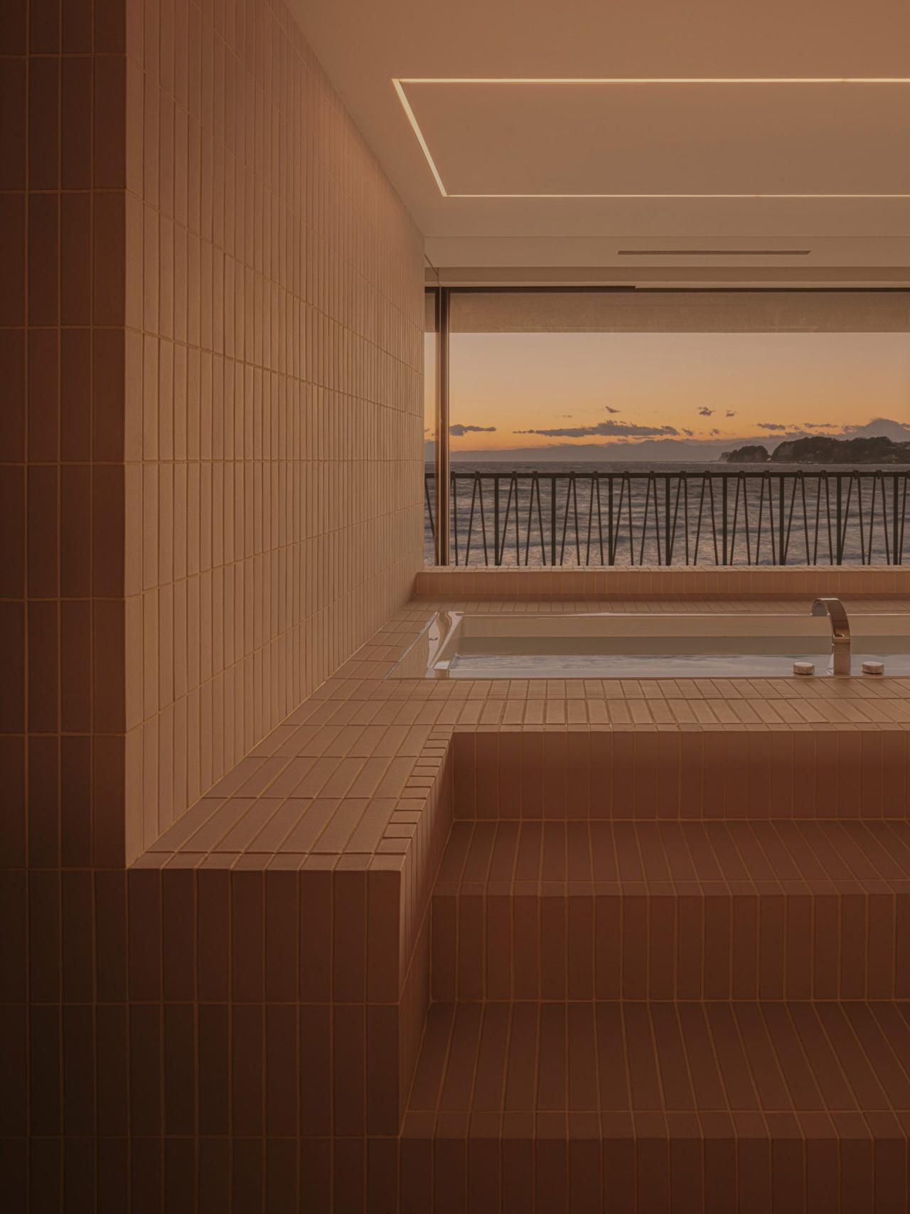 Cada Lulla House din faianta terracotta cu vedere la apus