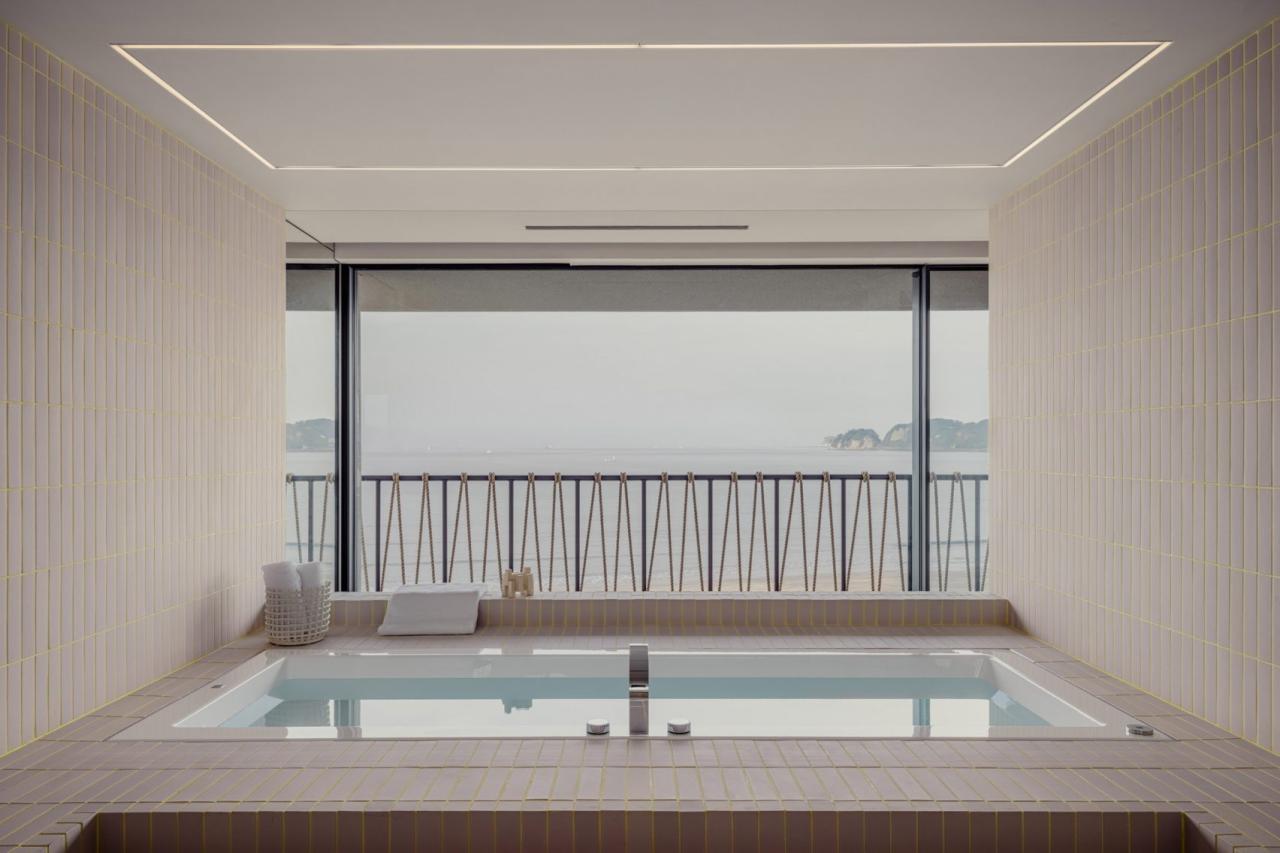 Cada incastrata Lulla House cu vedere panoramica la ocean