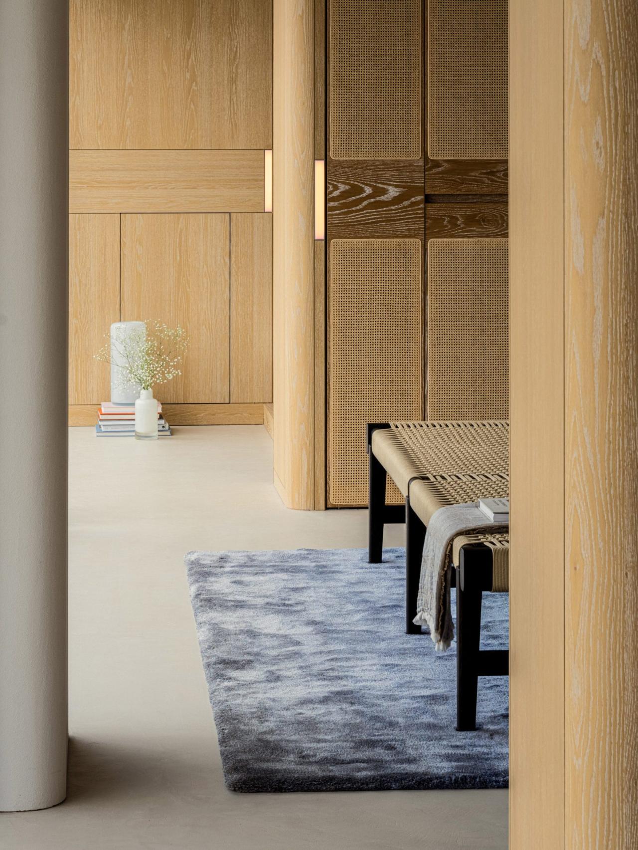 Coridor Lulla House cu panouri de lemn si ratan