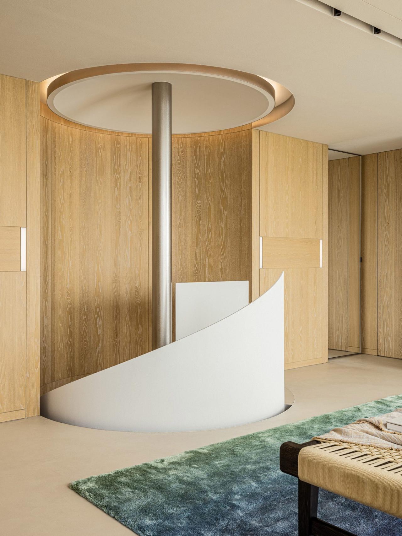 Scara in spirala Lulla House cu inel luminos circular