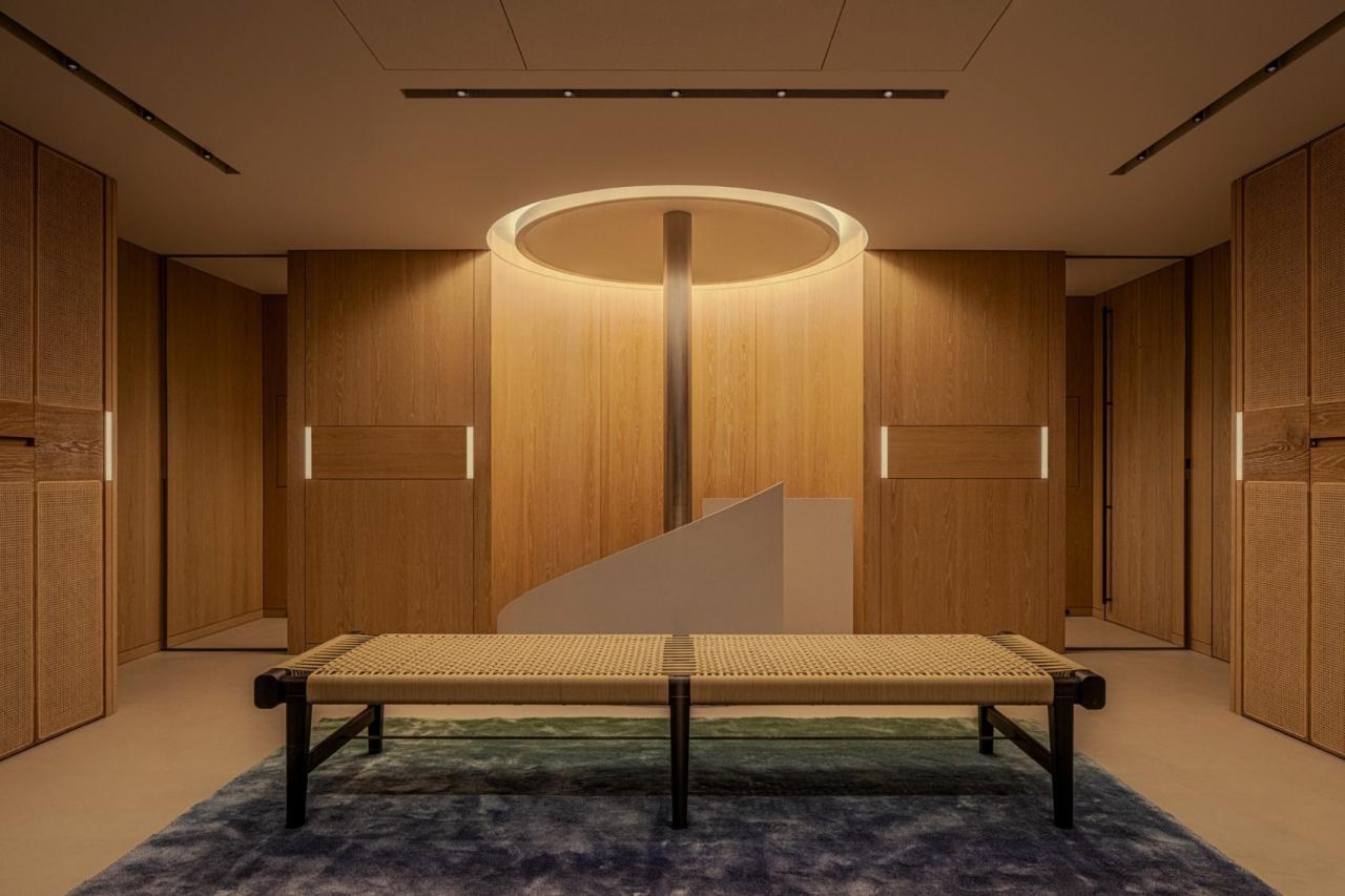 Receptia Lulla House cu scara in spirala si tavan cu inel luminos