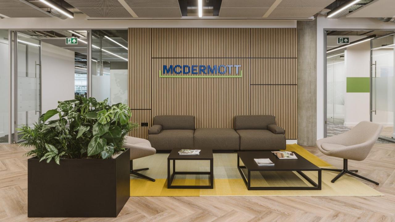 Lobby birou McDermott Londra cu plante si mobilier modern