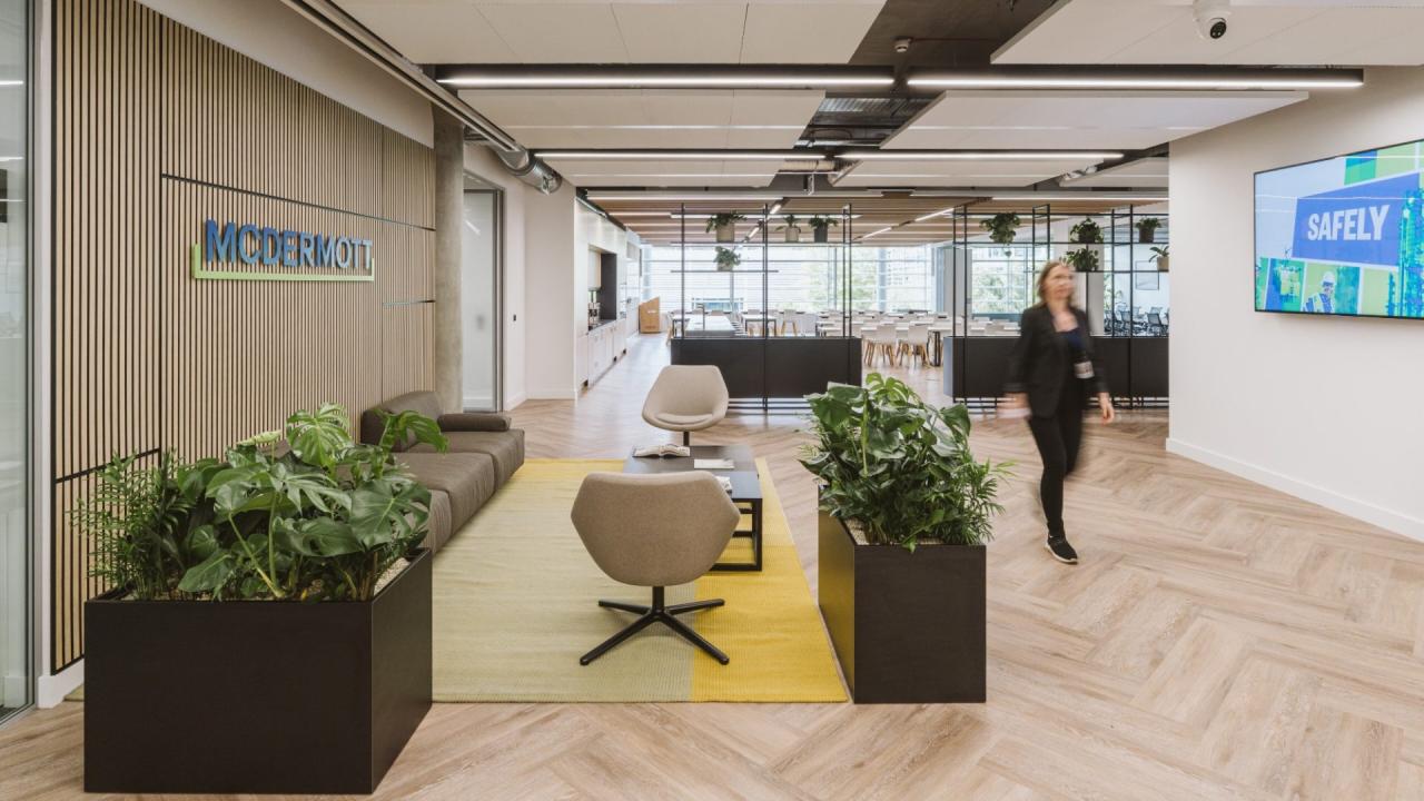 Zona de lucru open-plan cu paleta gri si finisaje din stejar