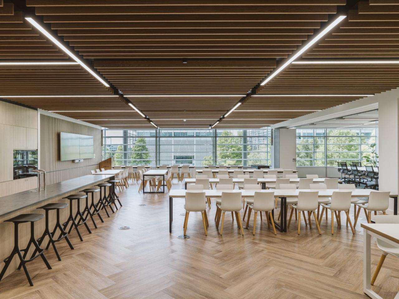 Sala de sedinte cu pereti de sticla si design minimalist