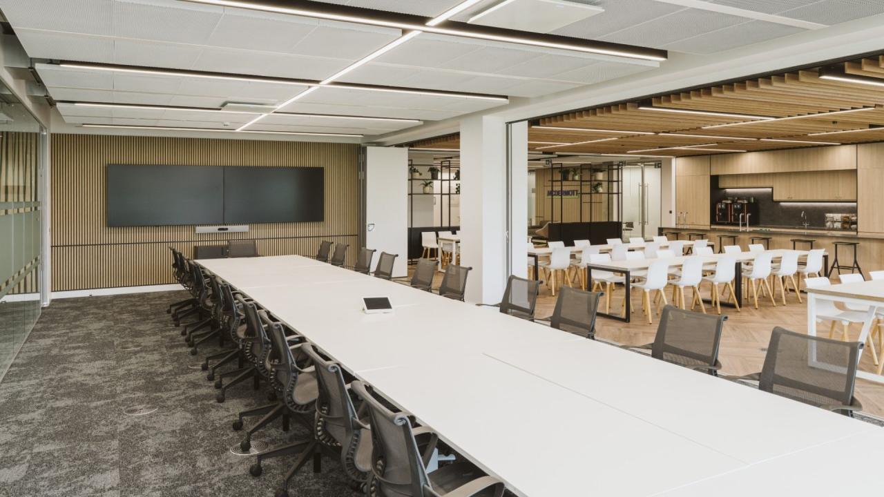 Zona de breakout cu pereti pliabili si mobilier cald din lemn