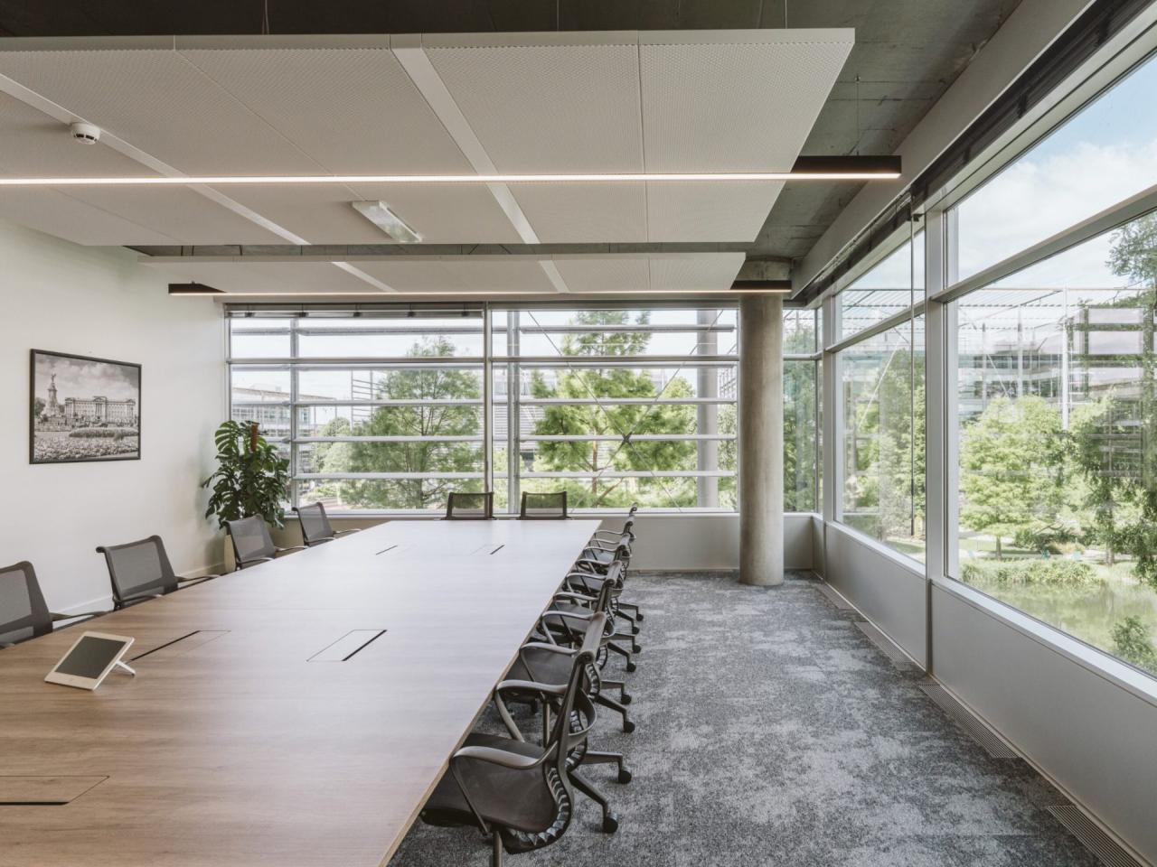 Spatiu colaborativ cu elemente de branding McDermott