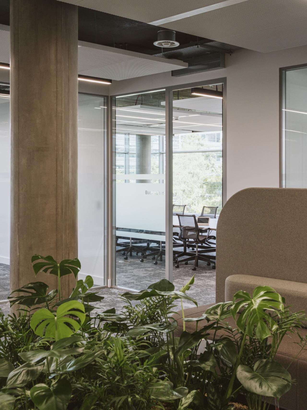 Zona de receptie cu identitate vizuala corporativa McDermott