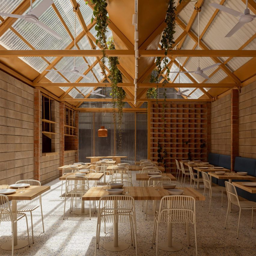 Plumbago - restaurant mediteranean cu policarbonat