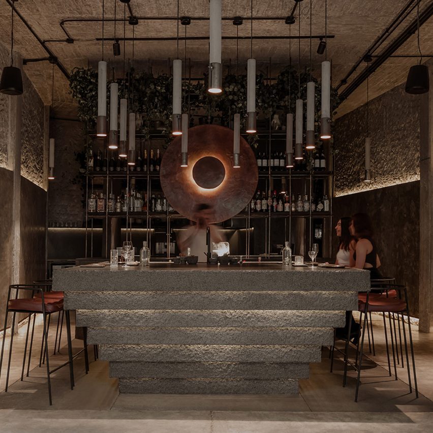 Tana by RA! - bar moody cu bar de beton aztec
