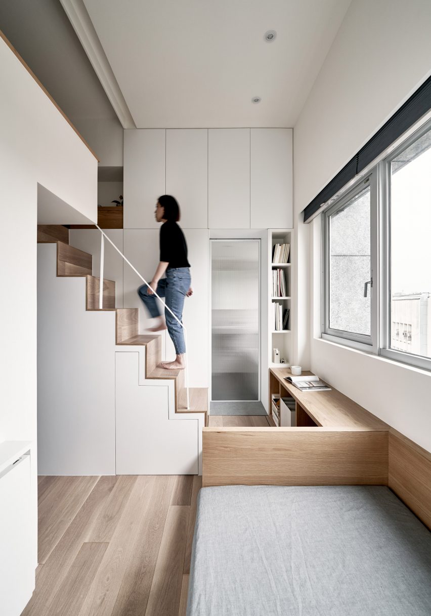 Micro-apartament Taipei de A Little Design — 17,6 mp cu scară-depozitare și masă pliabilă