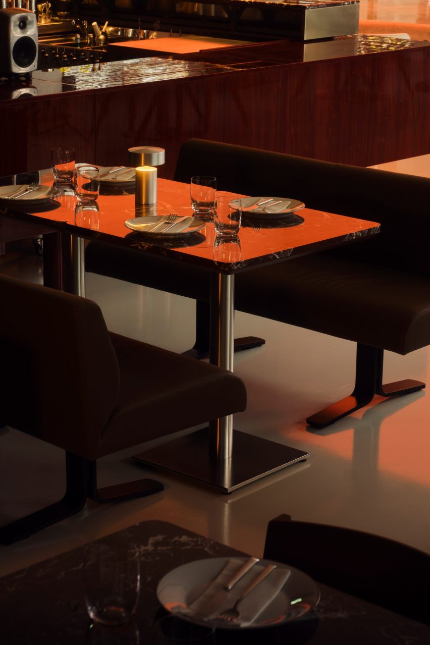 Millo restaurant Bucuresti - zona de bar cu mese din marmura