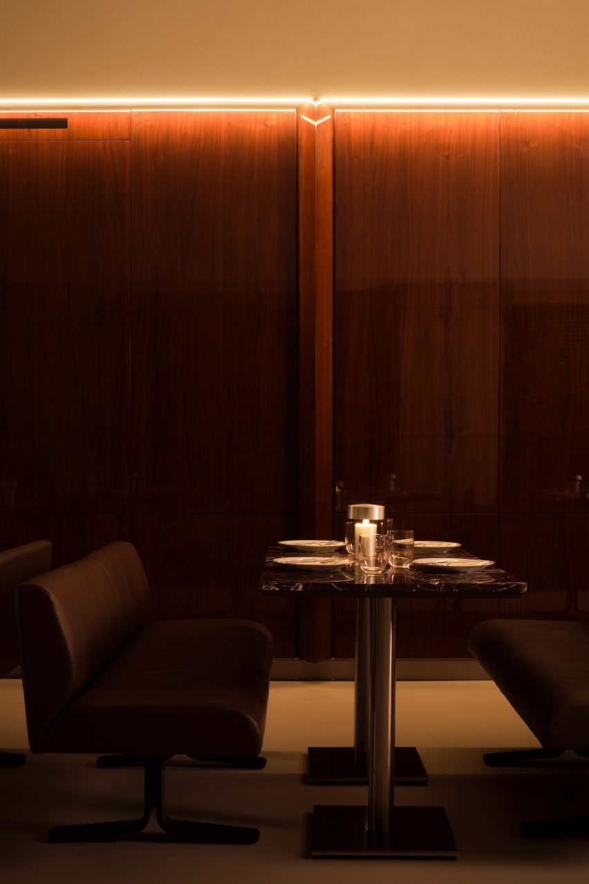 Pereti din nuc lacuit cu iluminat cald Millo Bucuresti