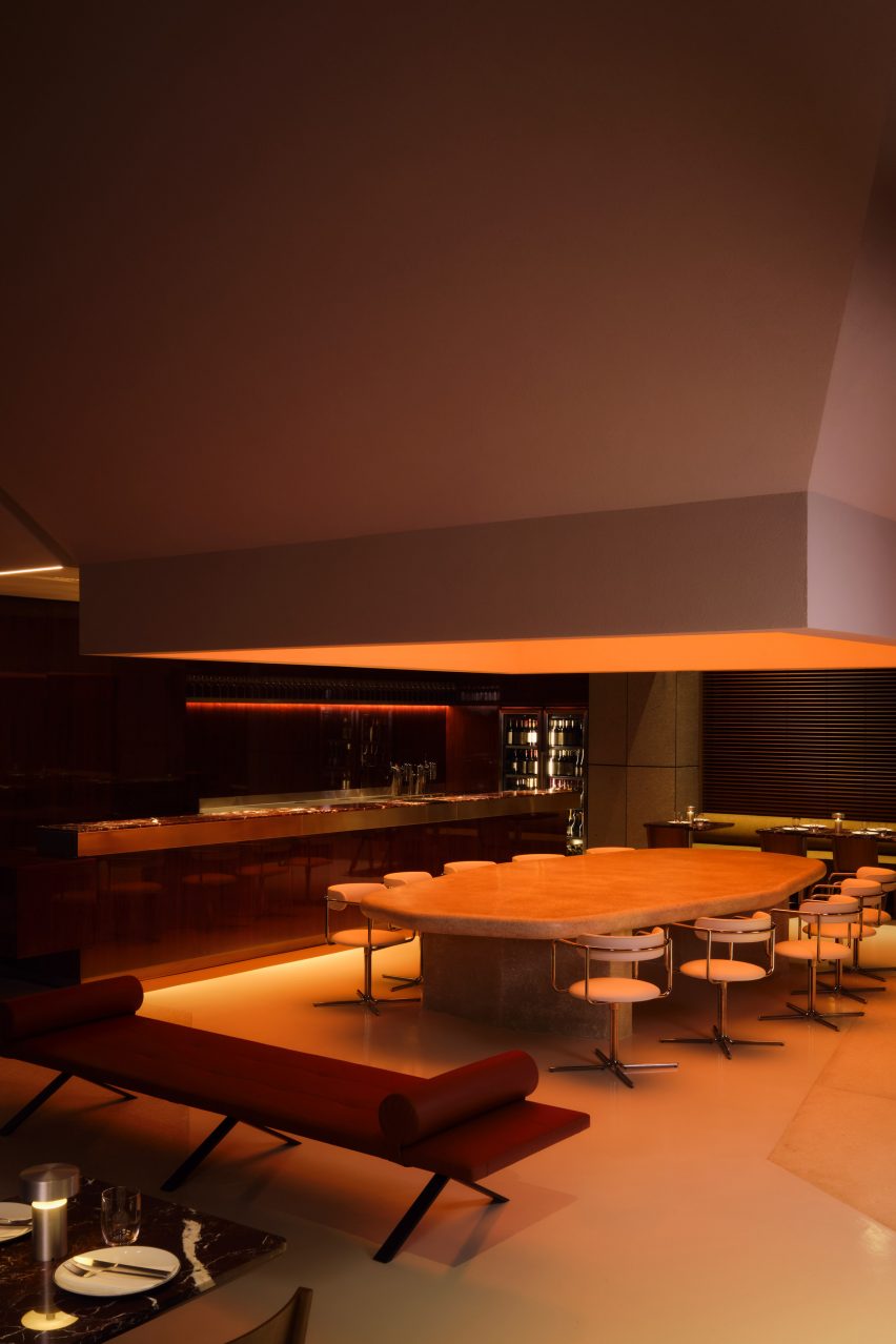 Tavan sculptural deasupra mesei principale Millo Bucuresti