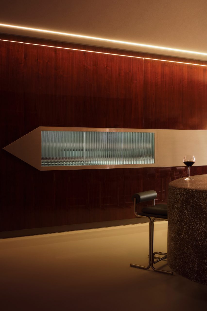 Bar Millo Bucuresti cu sticla texturata si geam spre bucatarie