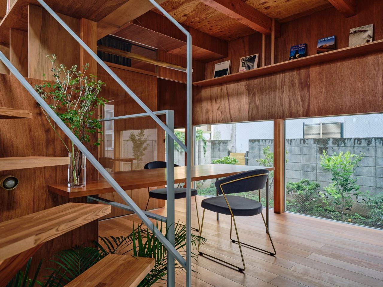 Vedere spre zona de lucru/studio de la parter cu ferestre spre gradina mica din spate — foto Takuya Seki / HOAA
