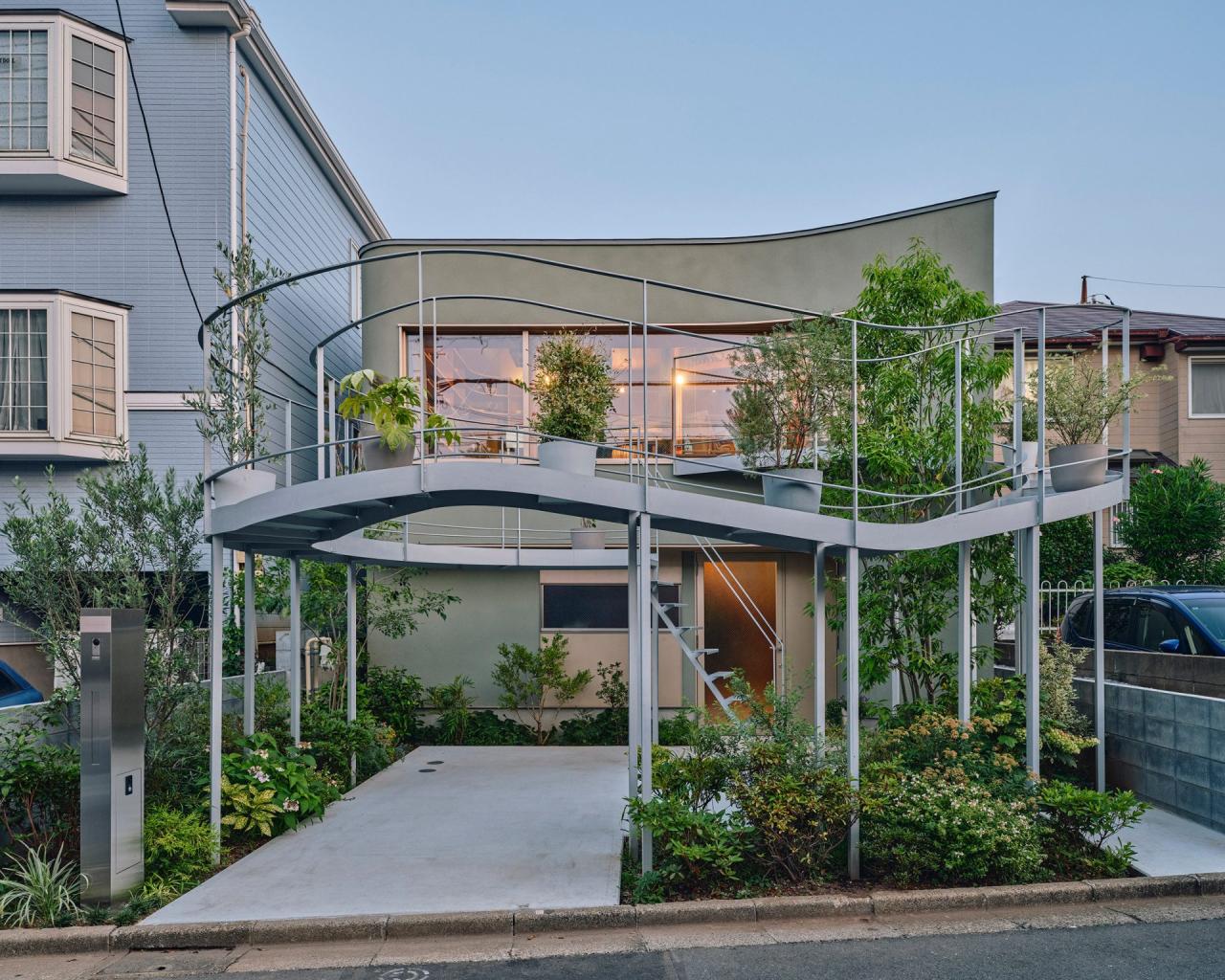 Detaliu terasa Kazari Garden cu plante si structura metalica, vazuta din interior prin fereastra — foto Takuya Seki / HOAA