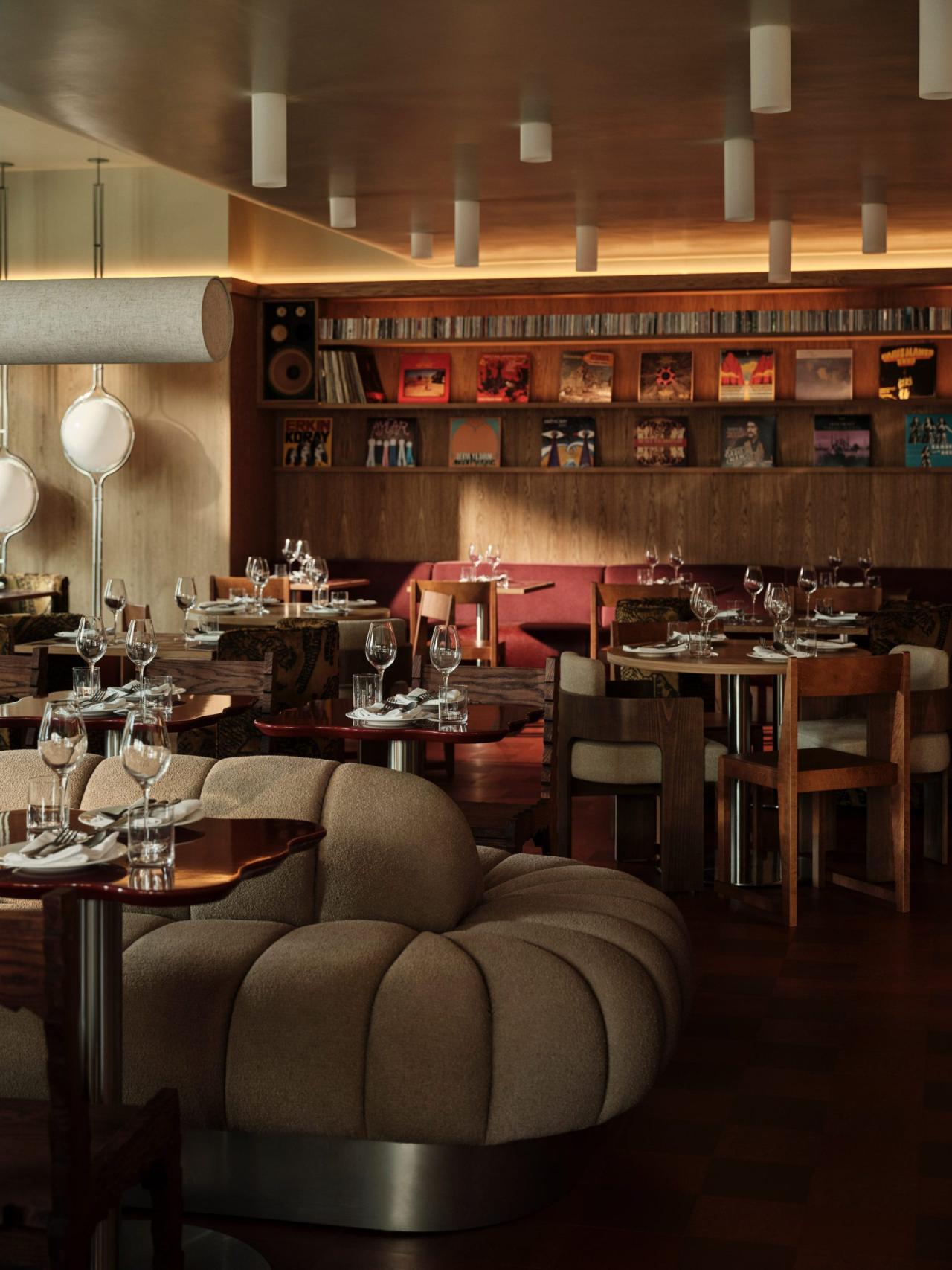 Nora restaurant - bar central din lemn de stejar