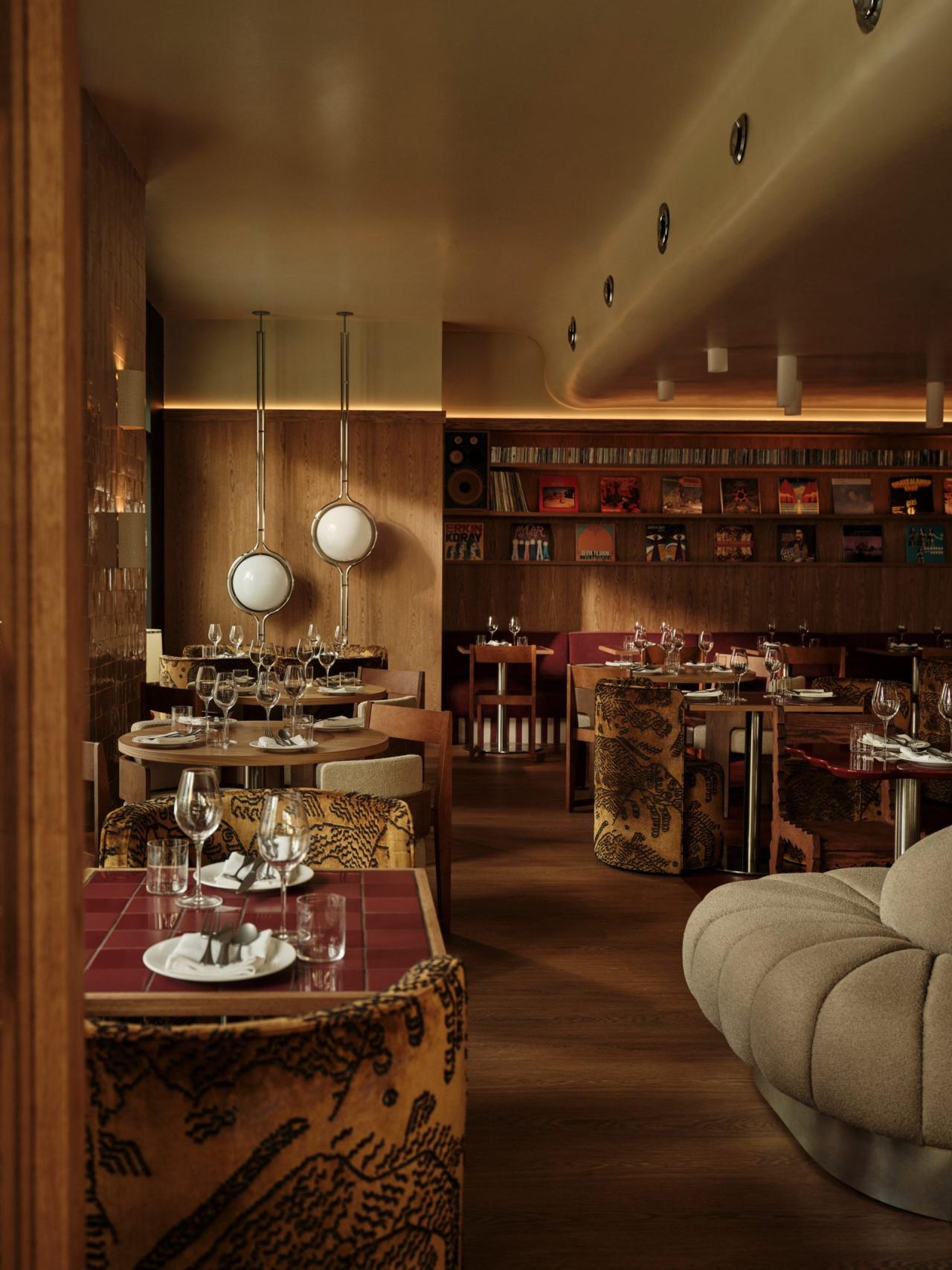 Nora restaurant - sala de mese cu plafon lucios