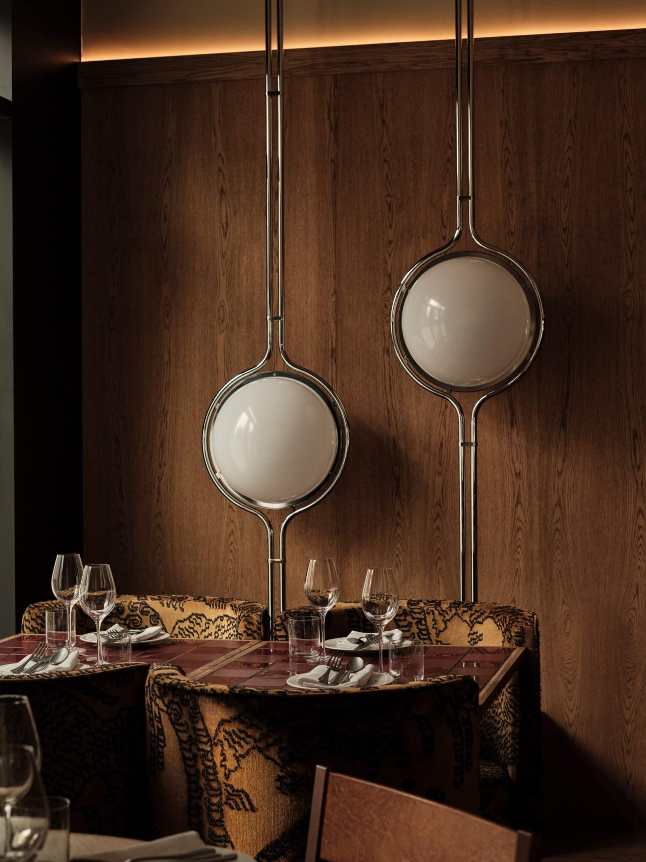 Nora restaurant - ferestre mari si placi zellige