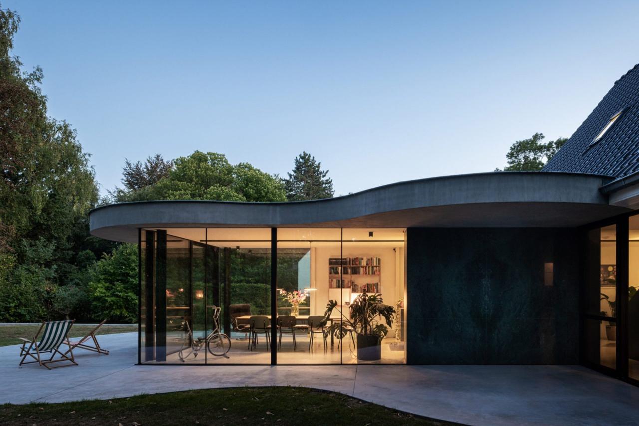 Extensia Garden Pavilion văzută din grădină — fațada din marmură verde contrastează cu cărămida roșiatică a casei originale