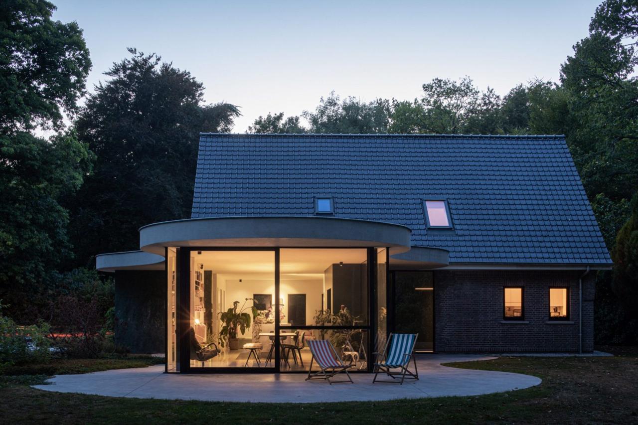 Vedere laterală a pavilionului — marmura verde Empress și structura din beton creează un dialog între natural și industrial