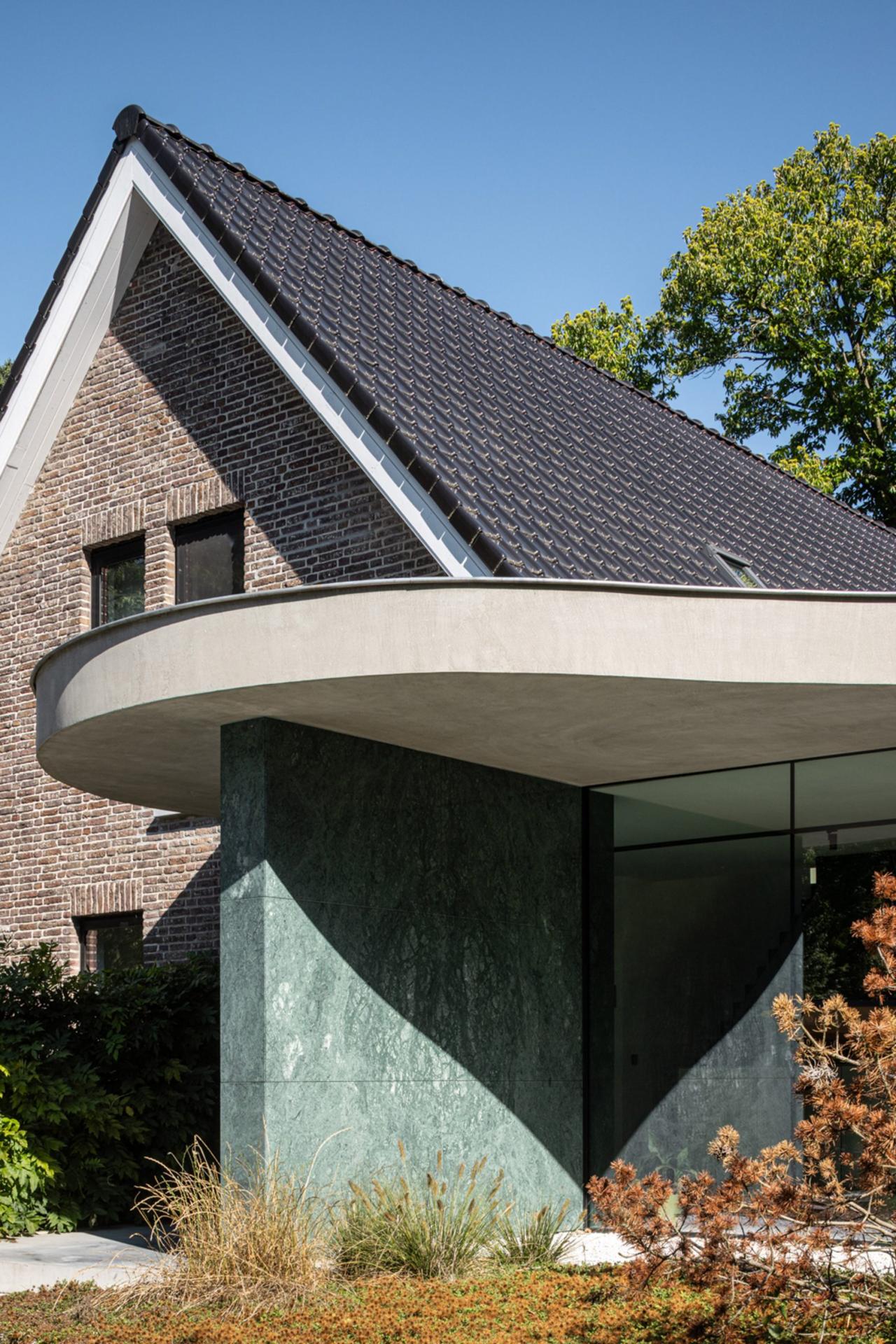 Detaliu fațadă — plăcile de marmură verde Empress sunt montate cu precizie, fiecare cu venele sale unice