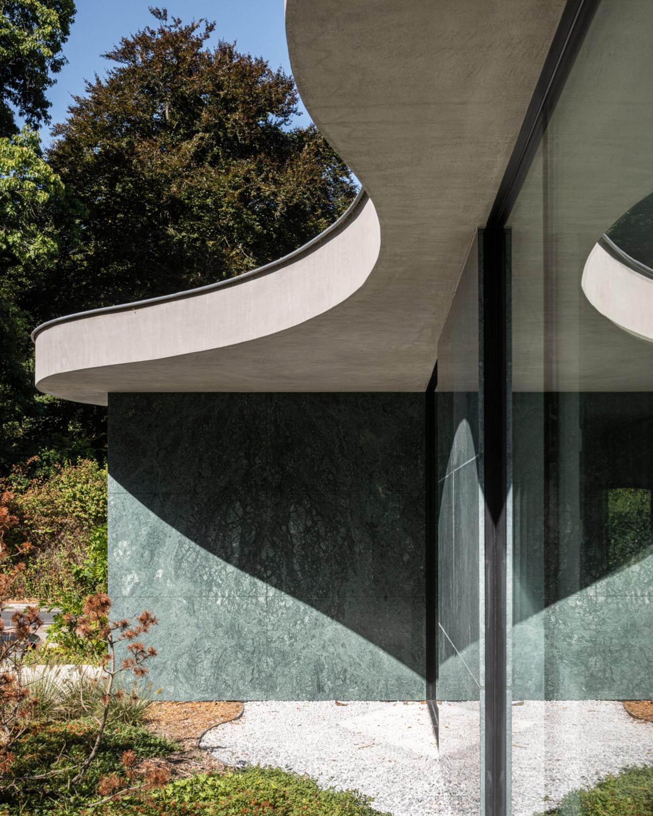 Detaliu interior — plăcile din ceramică verde-smarald din bucătărie se armonizează cu marmura exterioară