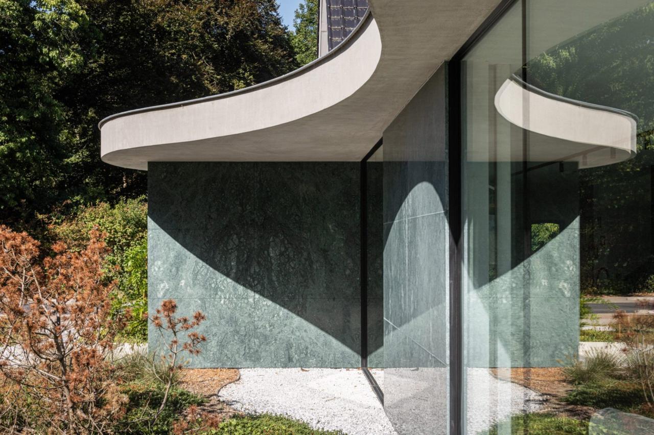 Casa originală din anii '70 renovată și integrată cu noul pavilion — un dialog arhitectural între epoci