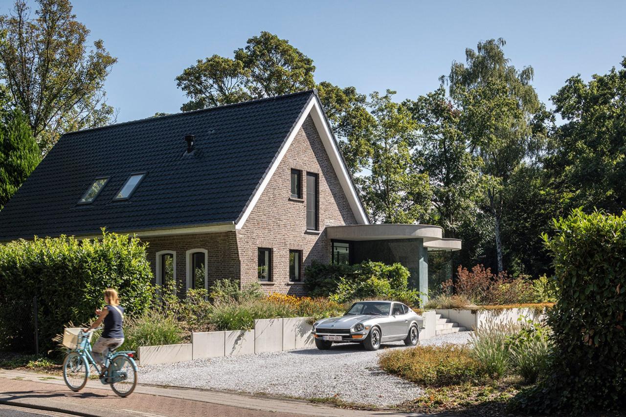 Terasa exterioară cu mobilier de grădină — canopia de beton creează o zonă de tranziție între interior și exterior