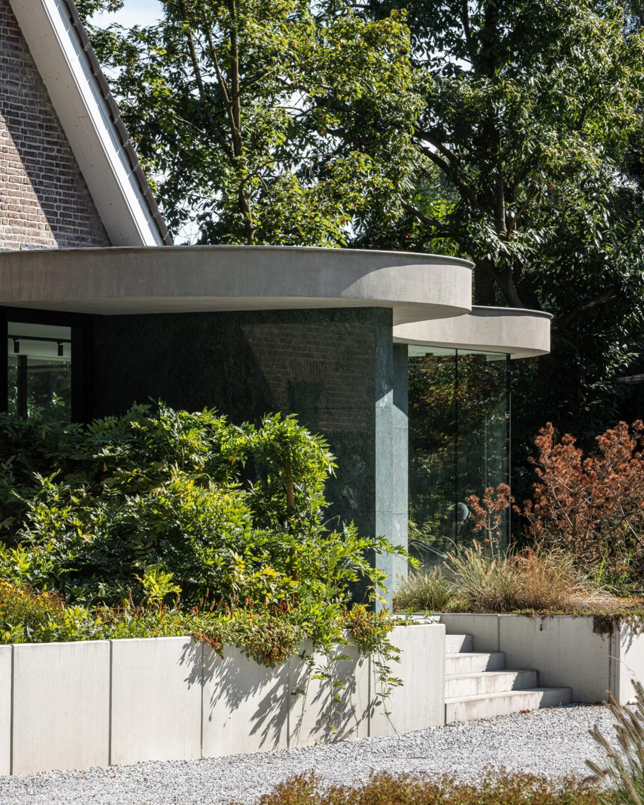 Vedere nocturnă a pavilionului — iluminarea interioară pune în valoare transparența fațadei de sticlă