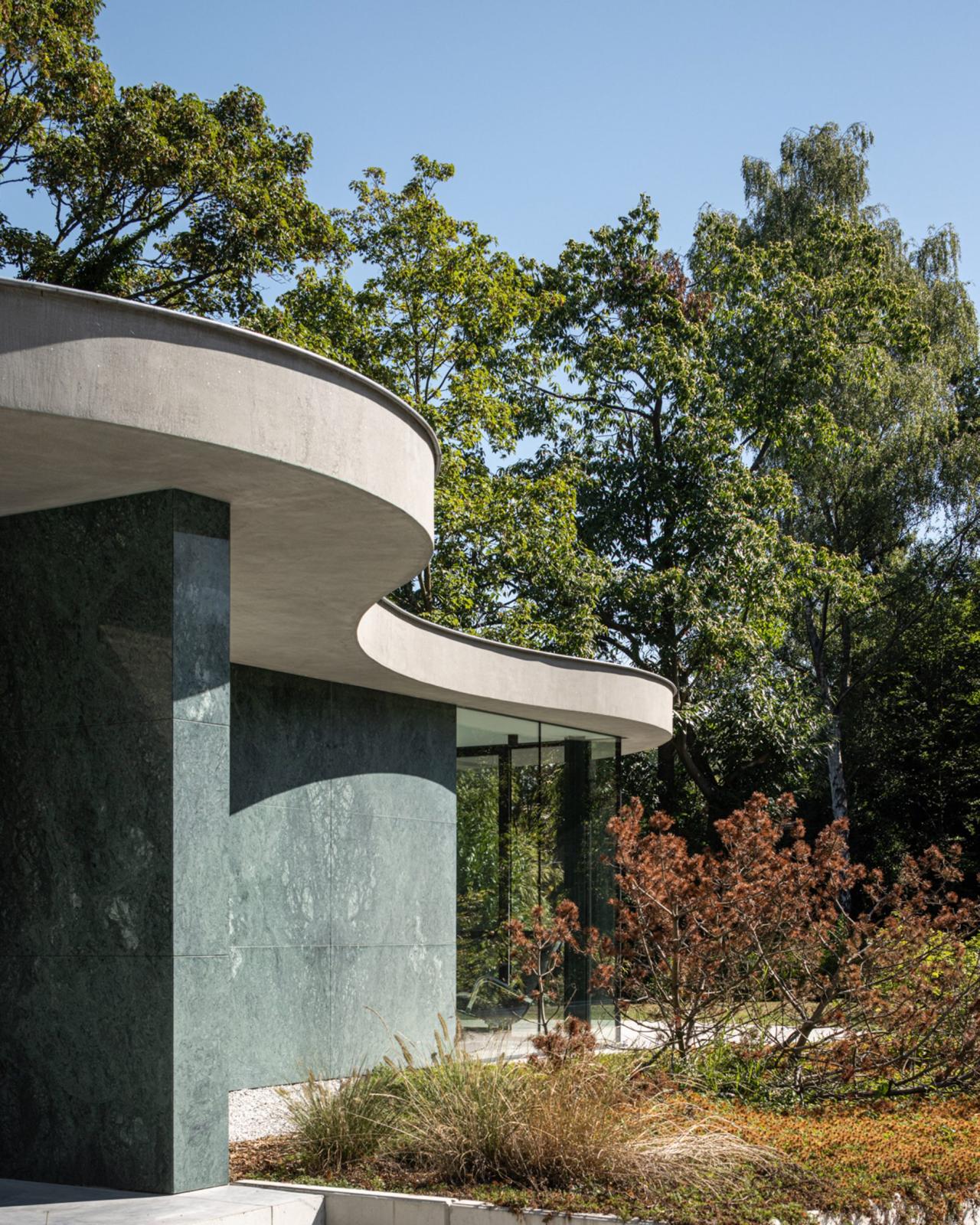 Scara interioară din lemn deschis conectează parterul cu dormitoarele copiilor de la etaj