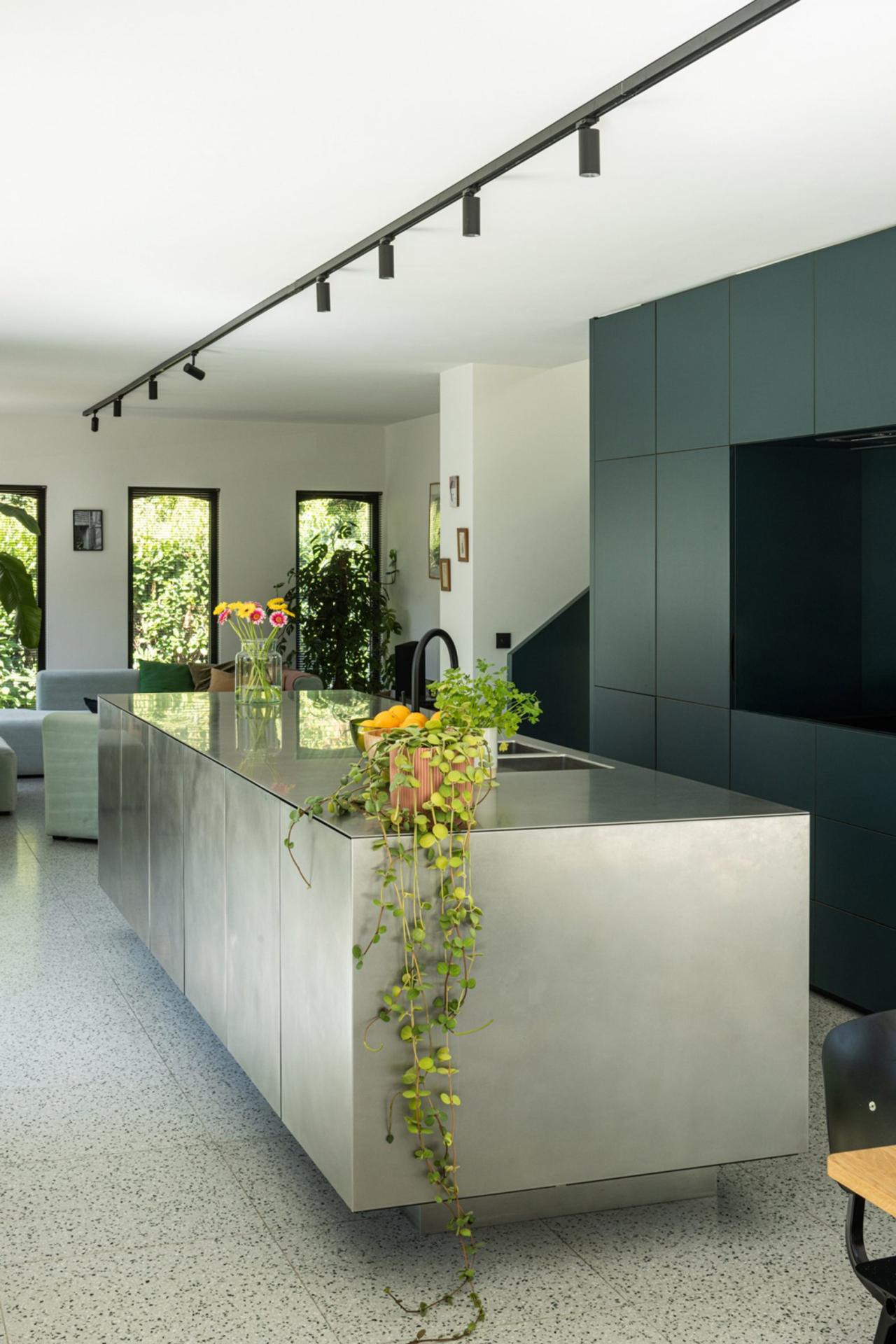 Dormitorul principal la parter — spațiu generos cu dressing și baie proprie, creat din fostul hol de intrare