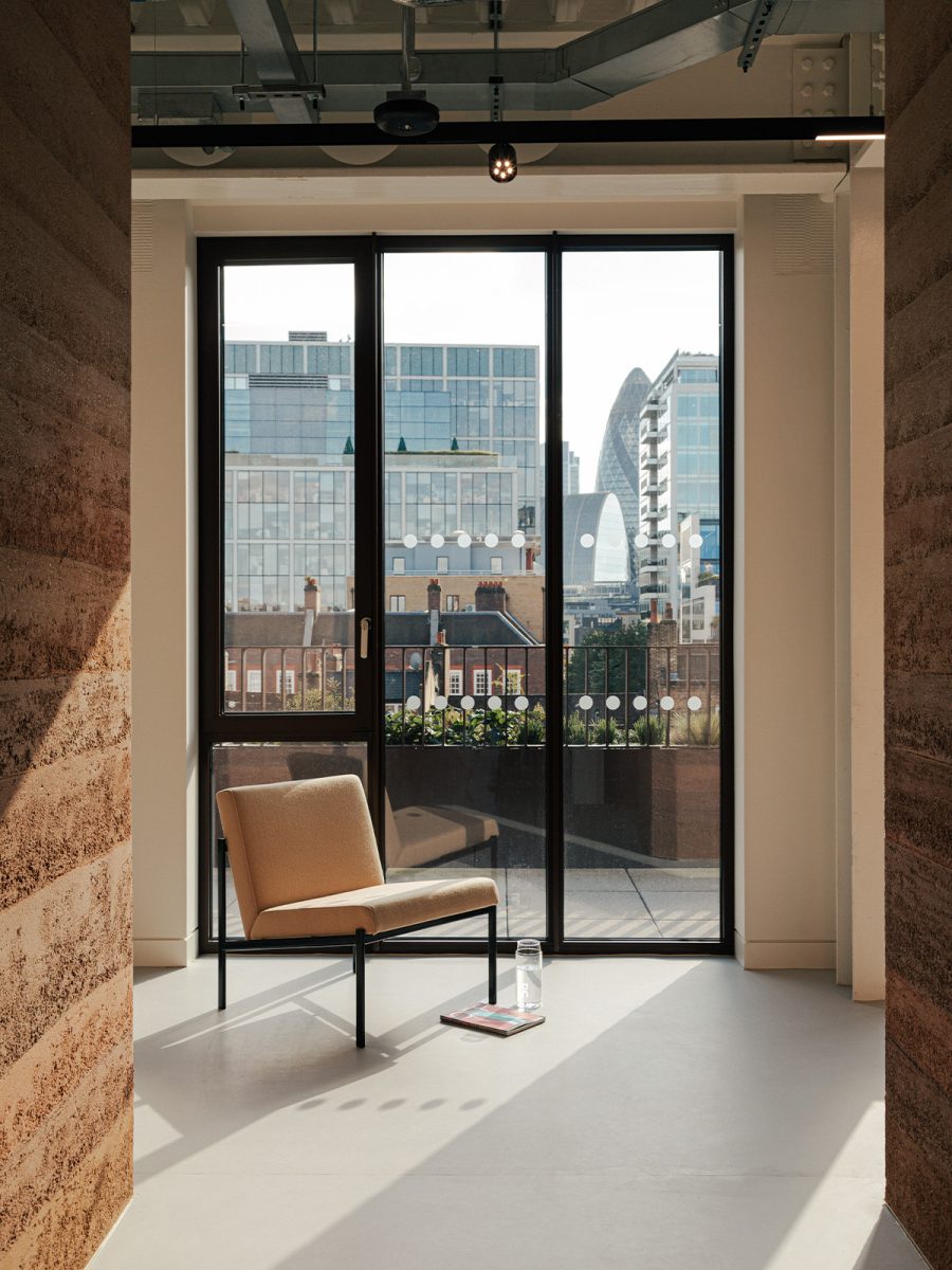 Fotoliu bej langa fereastra cu vedere panoramica spre skyline-ul Londrei, cu The Gherkin vizibil in fundal – foto Chris Wharton / M Moser Associates