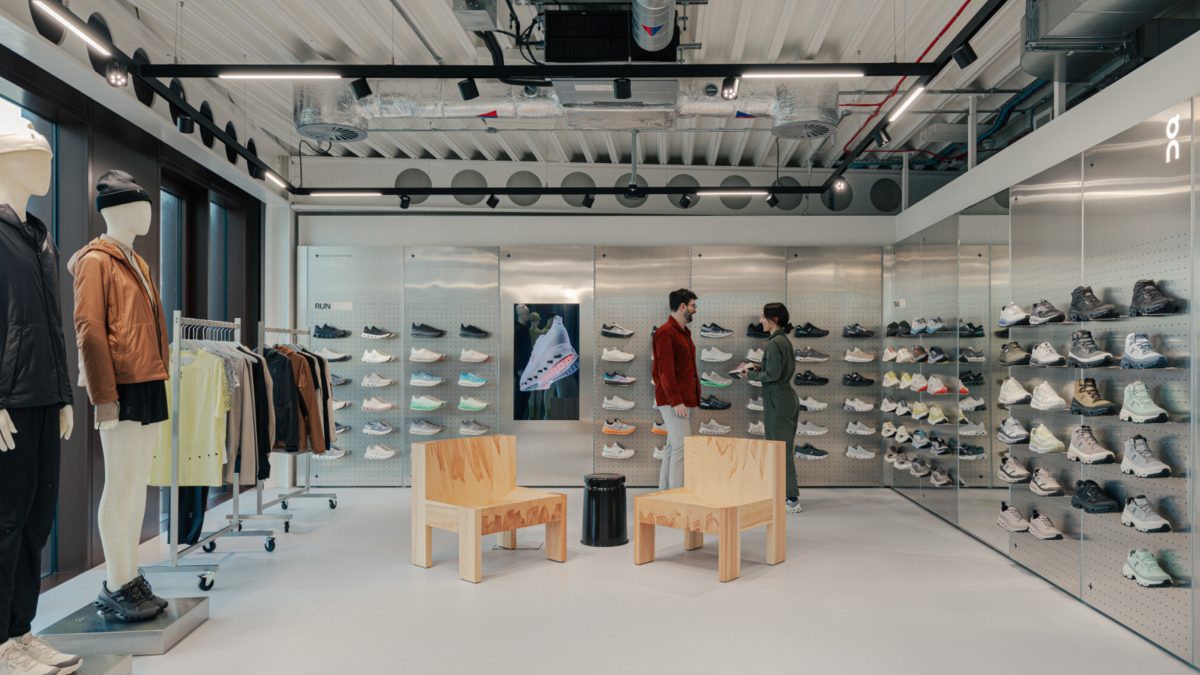 Showroom-ul On cu panouri de expunere pantofi sport, mannequine cu haine si scaune din lemn brut – foto Chris Wharton / M Moser Associates