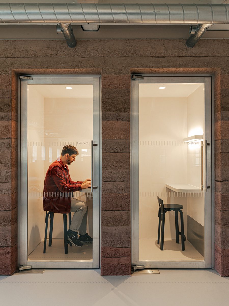 Doua cabine fonoizolate individuale (phone booths) integrate in peretele din pamant compactat – foto Chris Wharton / M Moser Associates