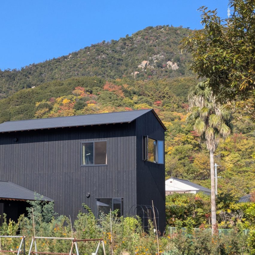 Casa văzută din cartier — volumul negru se integrează discret între casele tradiționale japoneze