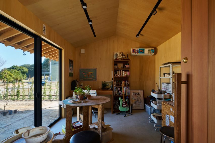 Studioul de lucru — reinterpretare modernă a doma tradiționale japoneze, cu pereți din lemn cald și vedere la grădină