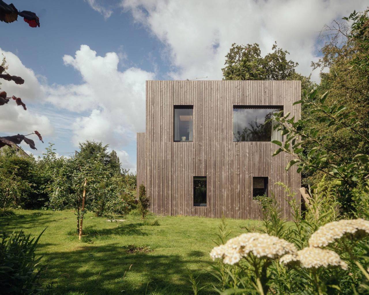 Orchard House - living cu luminator nordic
