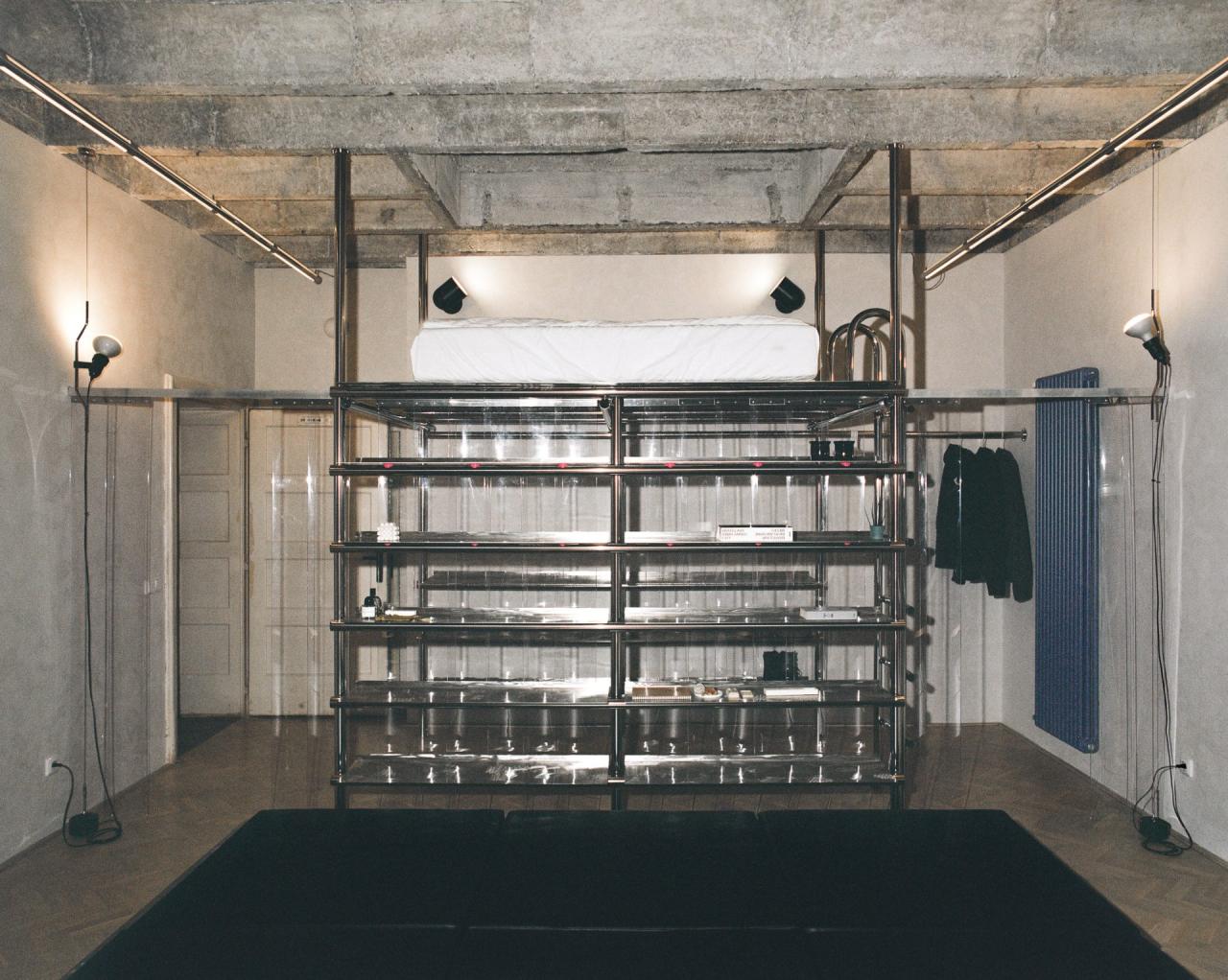 Structura de otel inoxidabil cu rafturi si zona de depozitare sub patul loft, cu perdele din plastic transparent