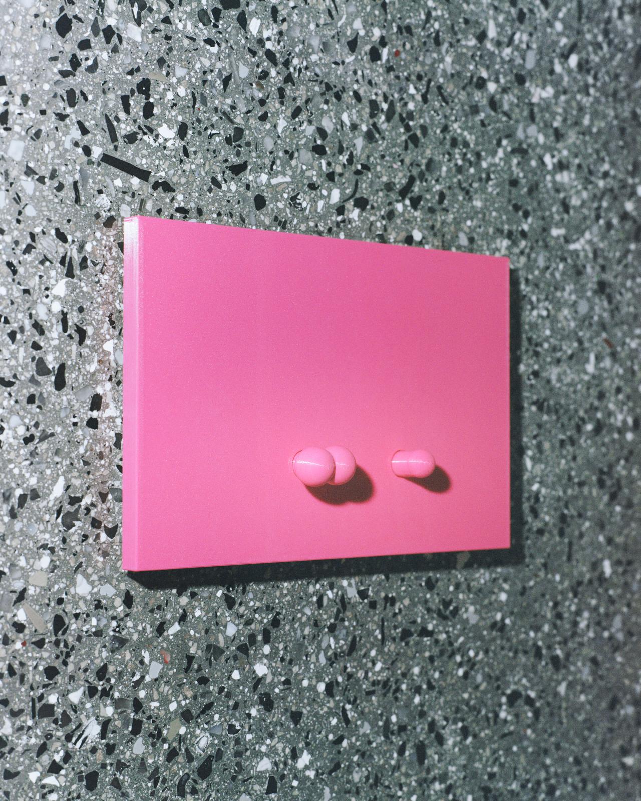 Detaliu conector roz printat 3D pe structura de otel inoxidabil, pe fundal de terrazzo reciclat