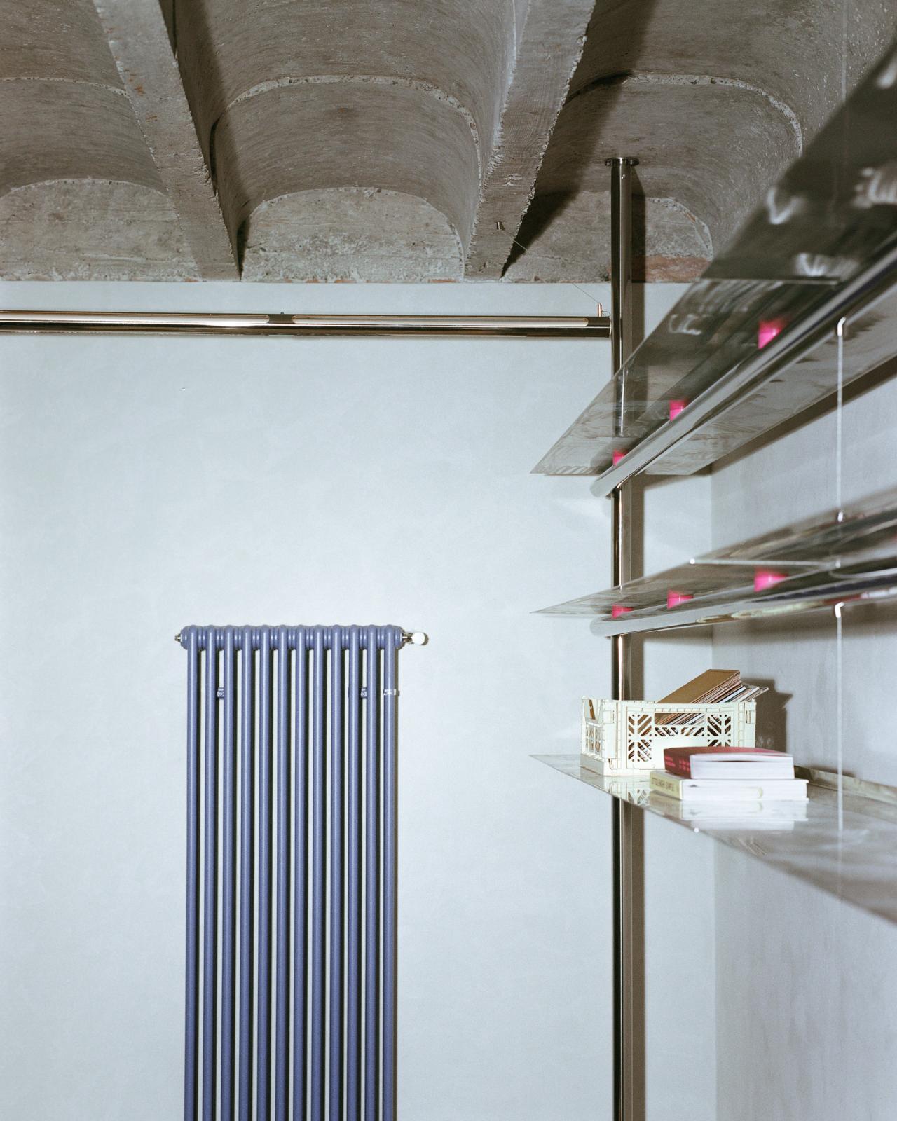 Bucataria-hol cu blat din terrazzo reciclat, rafturi din otel si pardoseala din terrazzo negru